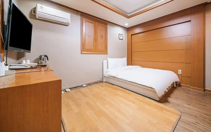 Oda (Family Room B (Double + Ondol Netflix)