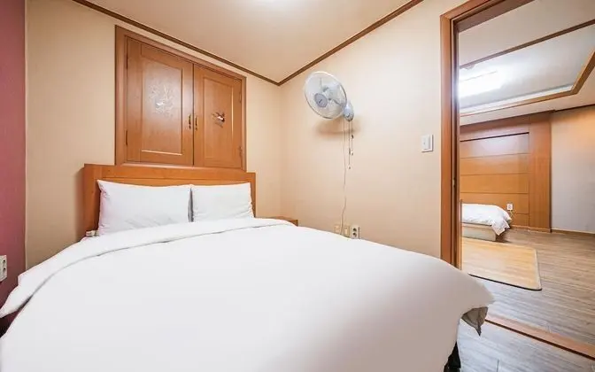 Oda (Family Room B (Double + Ondol Netflix)