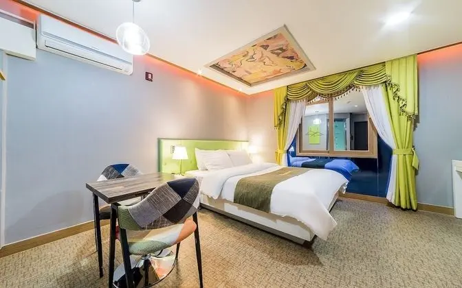 Oda (Gold (sky window / bathtub))