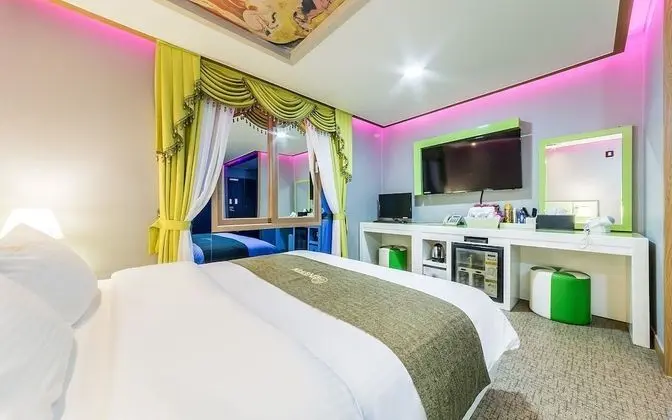 Oda (Gold (sky window / bathtub))