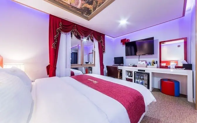 Oda (Gold (sky window / bathtub))