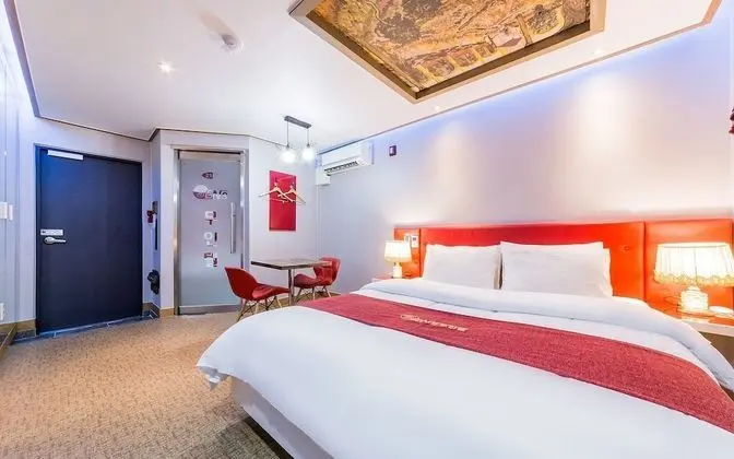 Oda (Gold (sky window / bathtub))