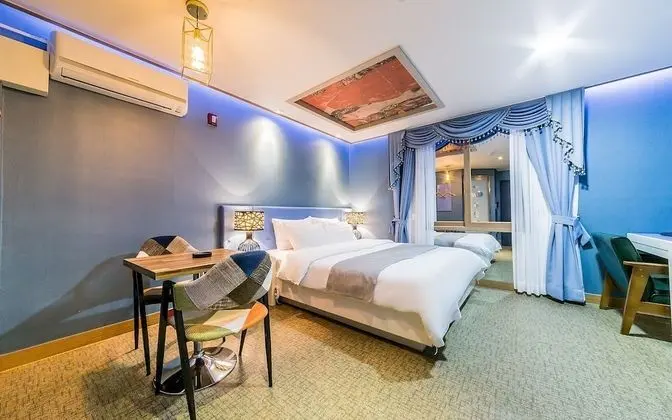 Oda (Gold (sky window / bathtub))