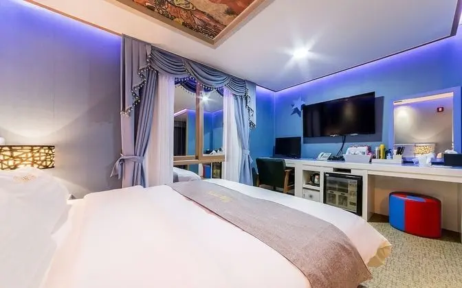 Oda (Gold (sky window / bathtub))