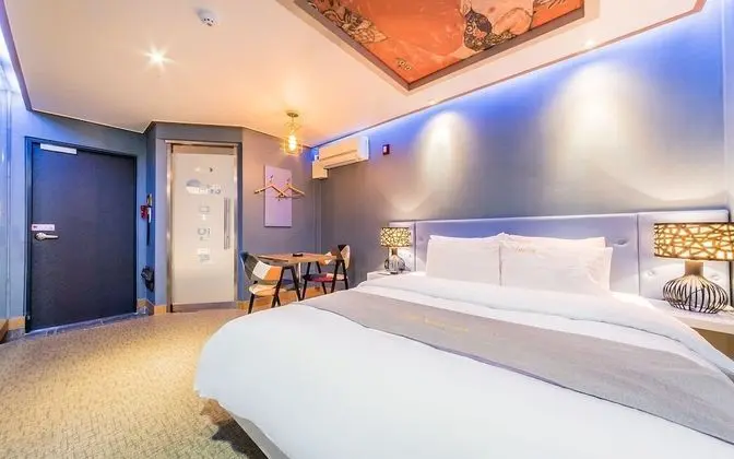 Oda (Gold (sky window / bathtub))