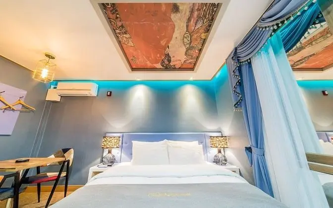 Oda (Gold (sky window / bathtub))