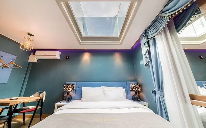 Oda (Gold (sky window / bathtub))