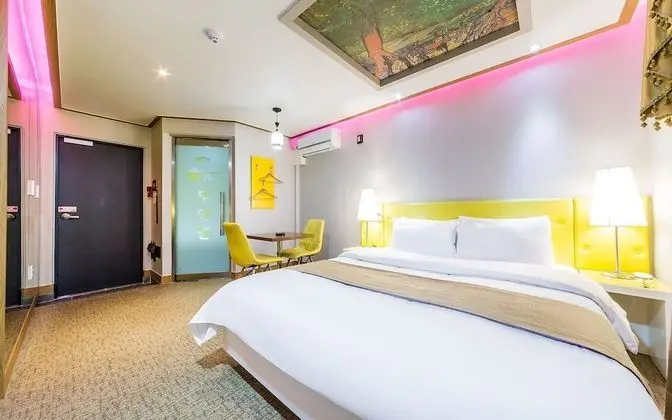 Oda (Gold (sky window / bathtub))