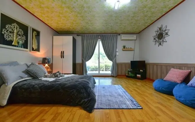 Oda (White (bedroom))
