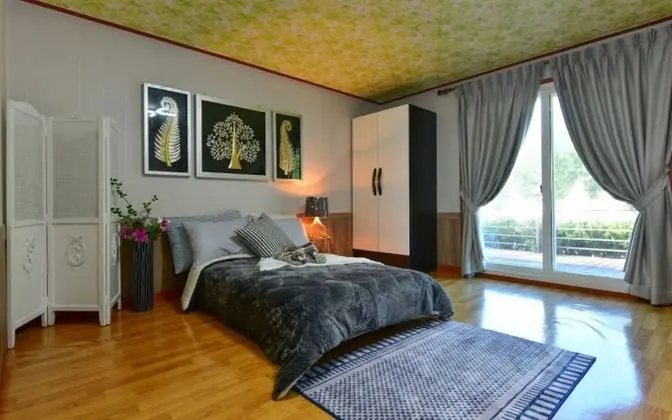 Oda (White (bedroom))