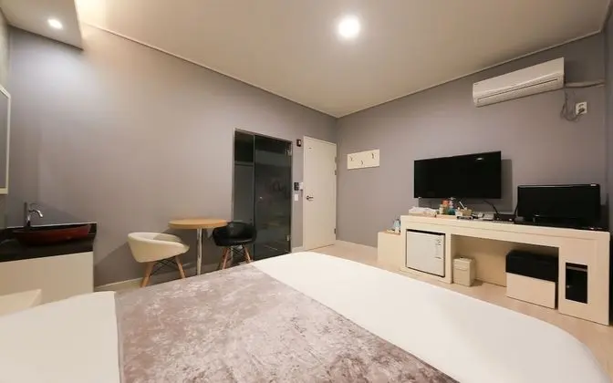 Oda (Deluxe (65" UHDTV Netflix YouTub)