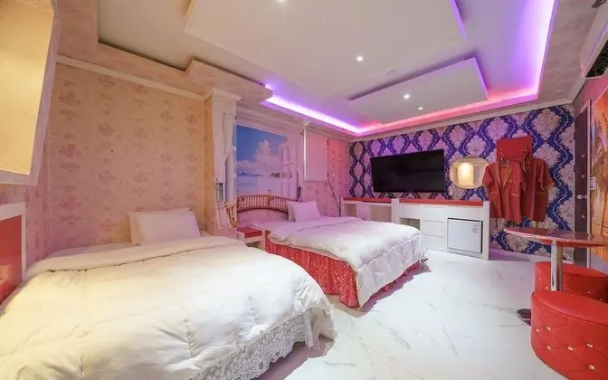 Oda (Deluxe rooms (65 inches TV Netflix Av)