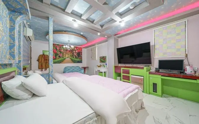 Oda (VIP (65 inches TV Netflix Available Y)