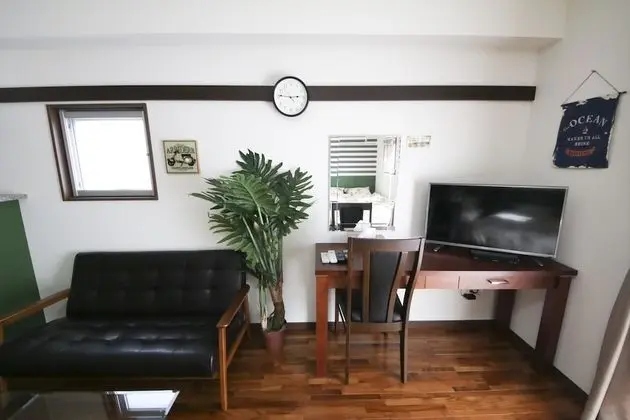 Üç Kişilik Oda, Sigara İçilmez