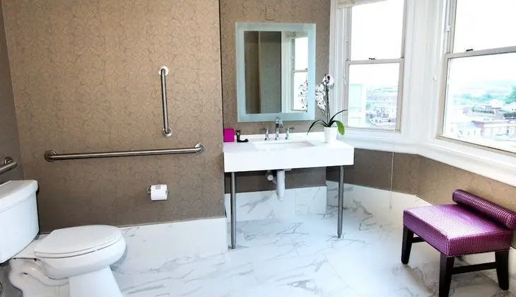 Standard Oda, 1 En Büyük (King) Boy Yatak (Roll-in Shower)