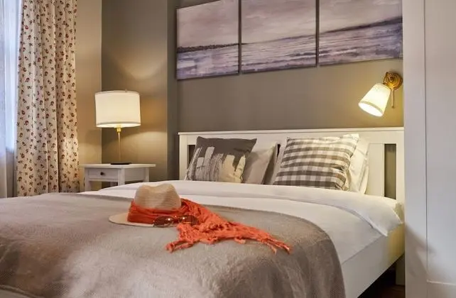 Basic Apartment, 1 Queen Bed, Kitchen, Garden View