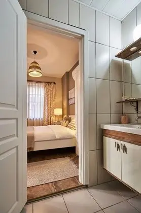 Basic Apartment, 1 Queen Bed, Kitchen, Garden View