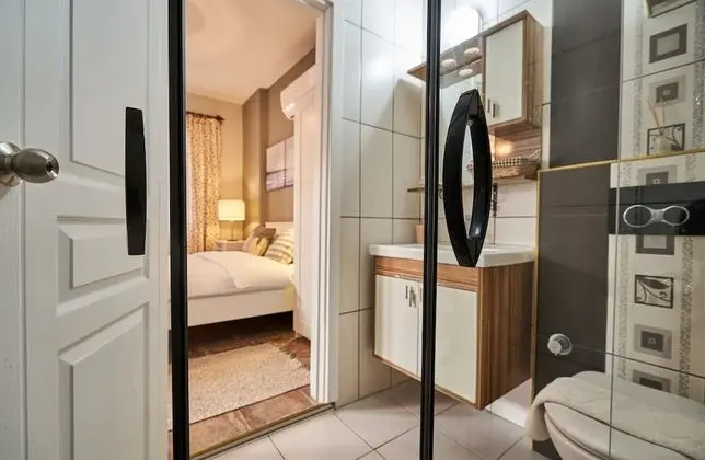 Basic Apartment, 1 Queen Bed, Kitchen, Garden View