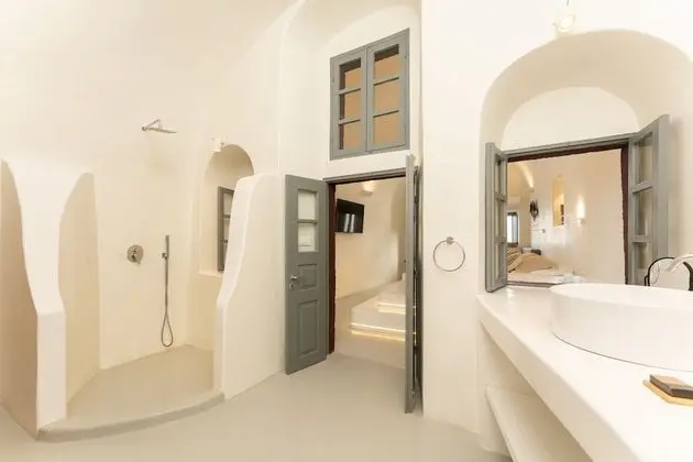 Master Suite - Private Terrace (Outdoor Hot Tub - Caldera View)
