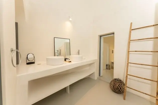 Master Suite - Private Terrace (Outdoor Hot Tub - Caldera View)