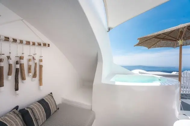 Petite Cave Suite (Outdoor Hot Tub - Caldera View)