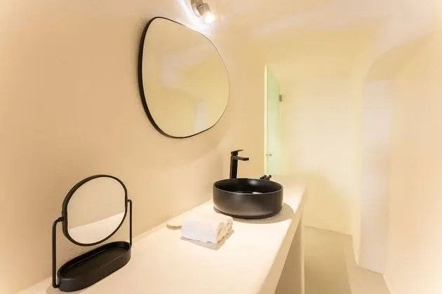 Petite Cave Suite (Outdoor Hot Tub - Caldera View)