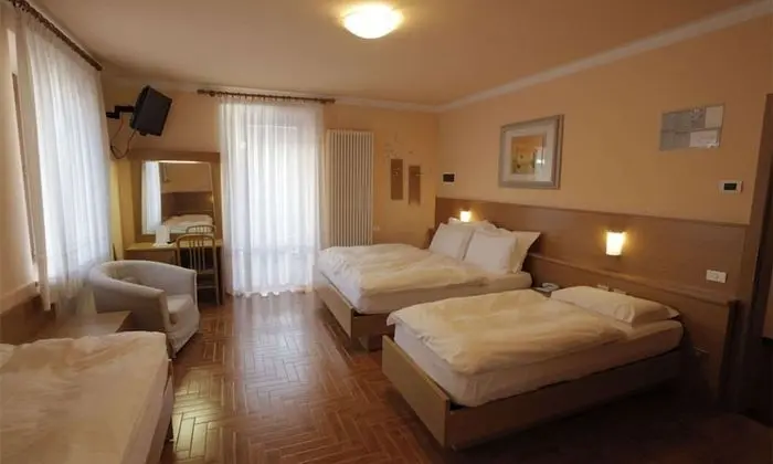 Family Oda, Birden Çok Yatak, Balkon, Dağ Manzaralı (Converts to 2 Twin Beds)