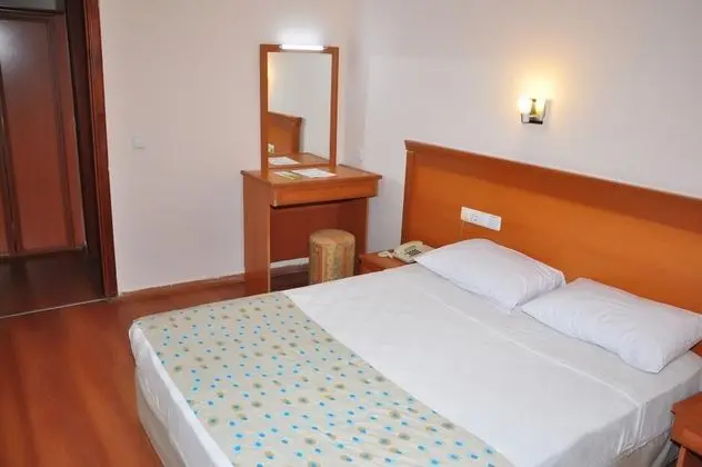 Aile Odası, Havuz Manzaralı, Balkonlu
