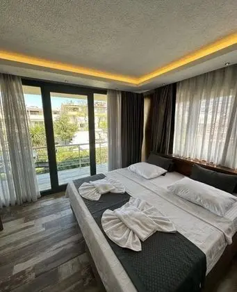Aile Odası, Havuz ve Bahçe Manzaralı, 2. Kat