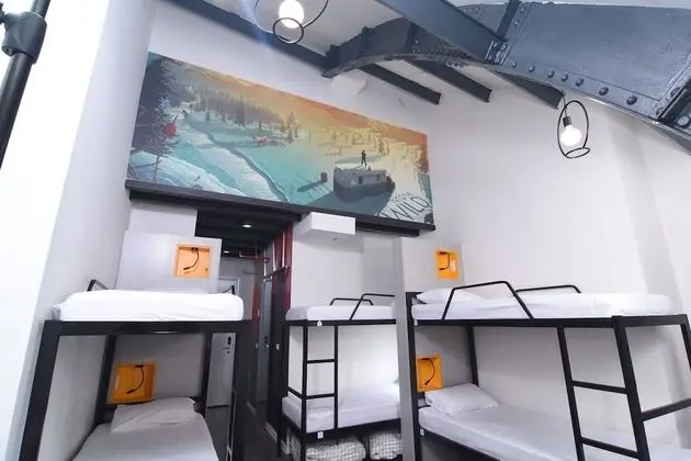 8-Bed Mixed Room
