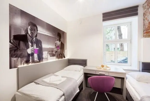 İki Ayrı Yataklı Oda, Ortak Banyo