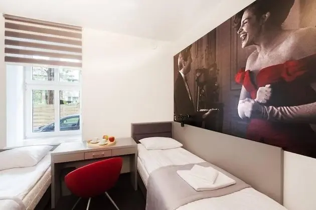 İki Ayrı Yataklı Oda, Ortak Banyo