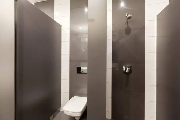 İki Ayrı Yataklı Oda, Ortak Banyo