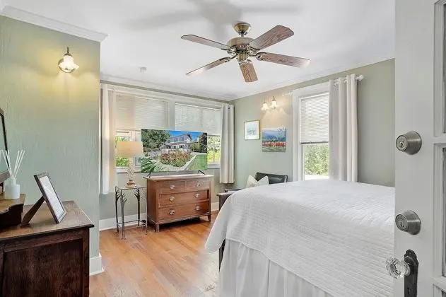 Room, 1 Queen Bed (Ella's Place)