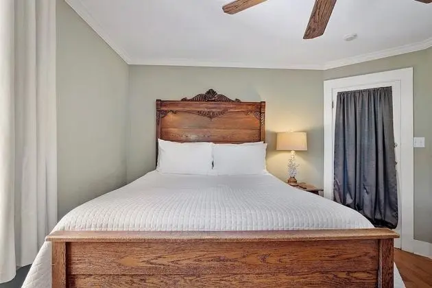 Room, 1 Queen Bed (Ella's Place)