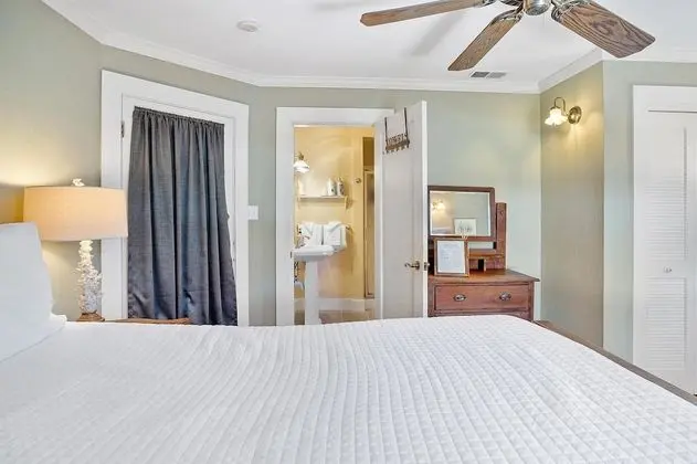 Room, 1 Queen Bed (Ella's Place)