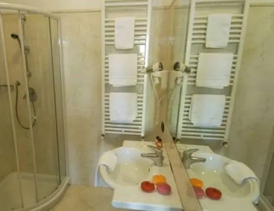 Üç Kişilik Oda