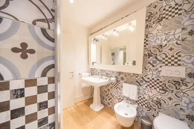 Deluxe Tek Büyük Yataklı Oda, 1 Yatak Odası, Banyolu/Duşlu, Zemin Kat