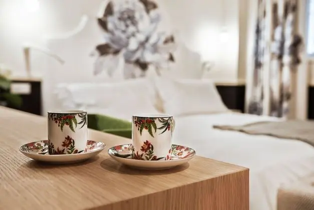 Deluxe Tek Büyük Yataklı Oda, 1 Yatak Odası, Banyolu/Duşlu, Zemin Kat