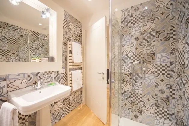 Deluxe Tek Büyük Yataklı Oda, 1 Yatak Odası, Banyolu/Duşlu, Zemin Kat