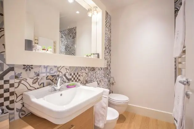 Deluxe Tek Büyük Yataklı Oda, 1 Yatak Odası, Banyolu/Duşlu, Zemin Kat