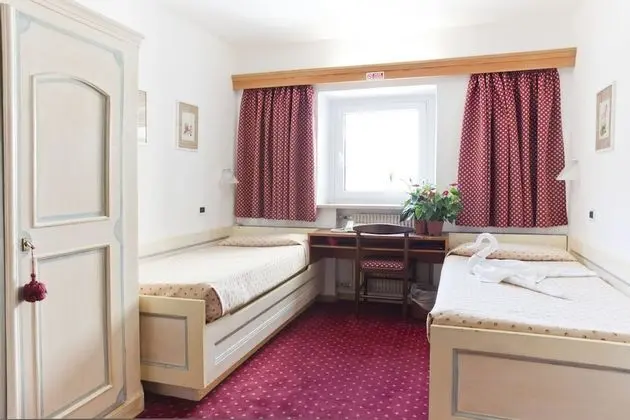 Üç Kişilik Oda