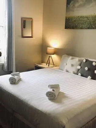 Basic Tek Büyük Yataklı Oda, 1 Büyük (Queen) Boy Yatak, Ortak Banyo