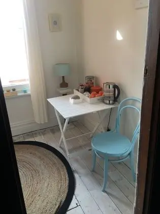 İki Ayrı Yataklı Oda, Ortak Banyo