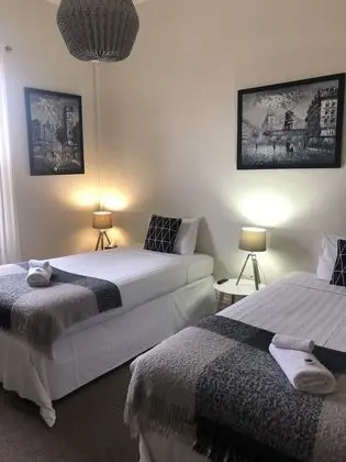 İki Ayrı Yataklı Oda, Ortak Banyo
