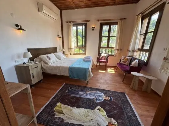 Artemis, Köy Manzaralı