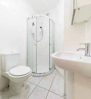Basic Tek Büyük Yataklı Oda, Ortak Banyo