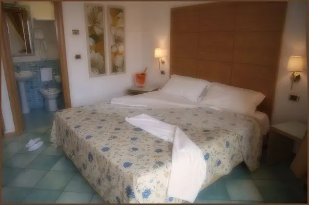 Büyük Yataklı Tek Kişilik Oda