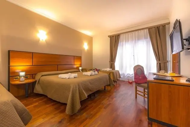 Basic Tek Büyük veya İki Ayrı Yataklı Oda