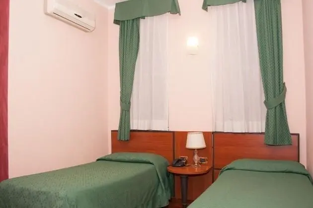 Basic Tek Büyük veya İki Ayrı Yataklı Oda